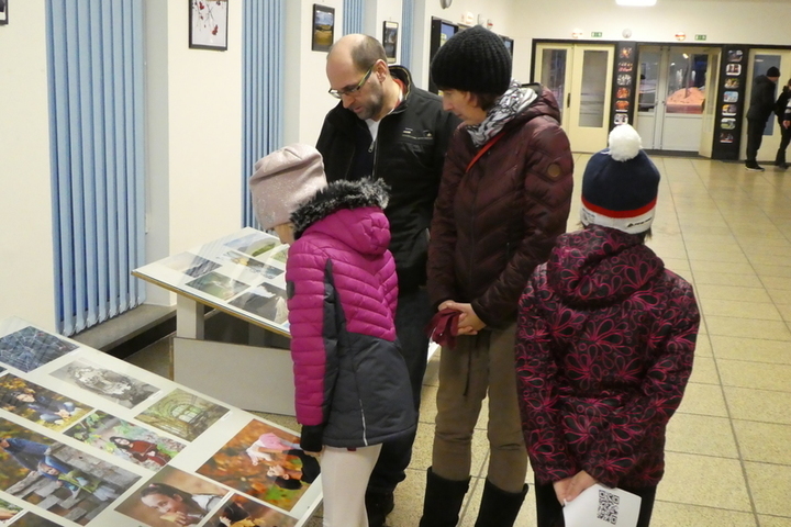 Návštěvníci výstavy Fotoklubu Jeseník