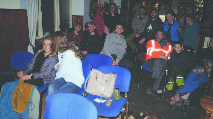 Publikum v malém baru klubu