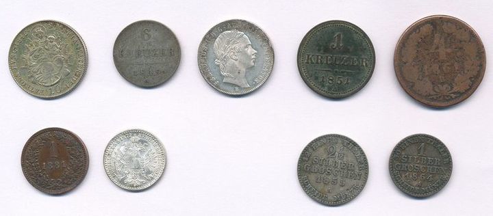 Nejmladší soubor mincí vložený do skleněné schránky v báni širokobrodského kostela za stavebních úprav v roce 1885.