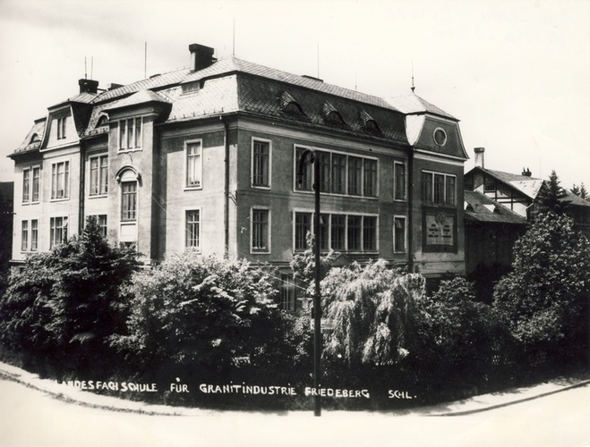 Nová budova kamenické školy se stavěla v letech 1908-1909.