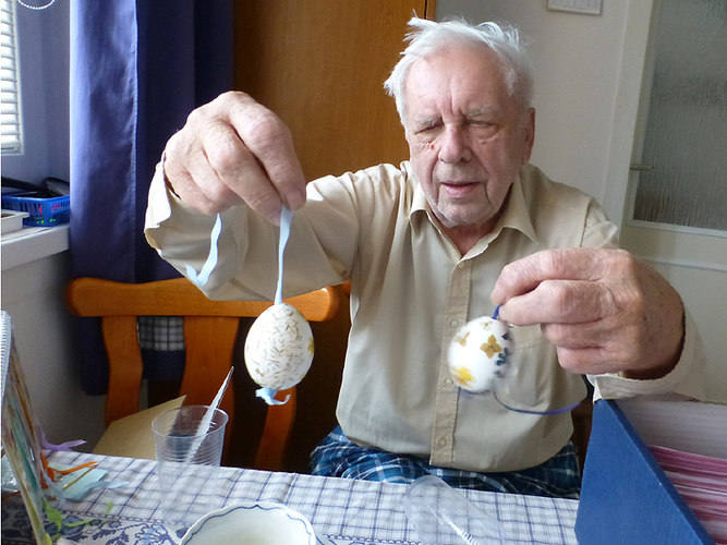 Boris Juchelka s ukázkou velikonočních vajíček    