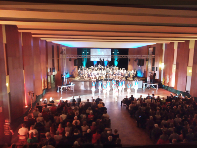 Dechový orchestr mladých ZUŠ Jeseník oslavil 50 let existence koncertem v sále IPOSu .