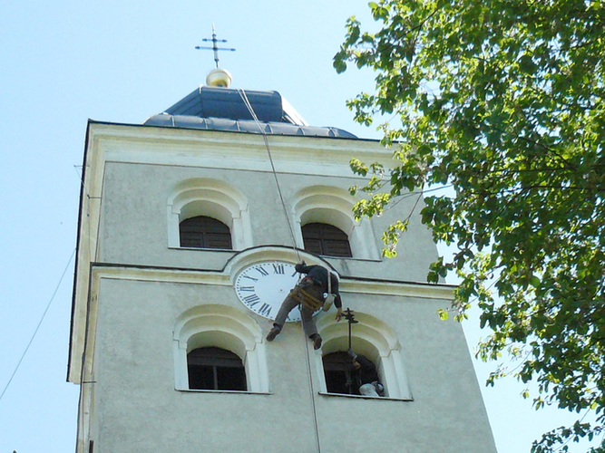 Věžní hodiny v kostele Povýšení sv. Kříže v Širokém Brodě opět ukazují čas a odbíjejí. Hodinový stroj prošel generální opravou. Ručičky